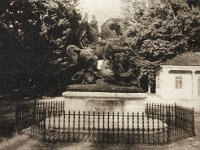 Spomenik 'Sv. Juraj ubija zmaja' (kipar Anton Dominik Fernkorn) cinčani odljev u glavnoj aleji parka Maksimir (Foto Ivan Standl)  Nadbiskup Juraj Haulik kupio je cinčani odljev ove skulpture i postavio ga 1867. godine ispred ulaza u park Maksimir (tadašnji Jurjavec) na postolje od moslavačkog granita. No zbog loših uvijeta za cinčani odljev spomenik biva preseljen na Akademički trg 1884. godine.